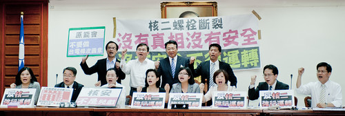 23日立法院教委會，民進黨團甲級動員一字排開，阻擋議事進行，反對核二重新啟動 。（攝影：黃士航）