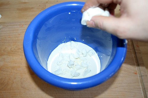 29 - Ziegenfrischkäse dazu bröseln / Add goat cream cheese