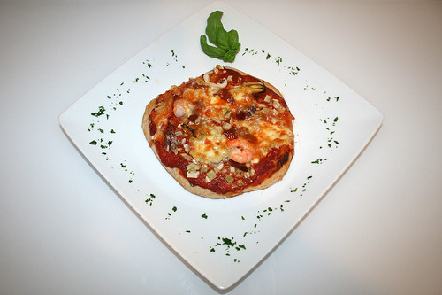 47 - Dinkelpizza mit Meeresfrüchten, Fenchel & Orange / Spelt pizza with seafood, fennel & orange - Serviert