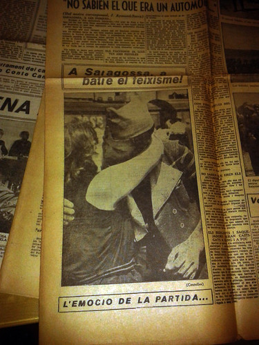 Barcelona, 2 de agosto de 1936, despedida de un voluntario del POUM.el beso revolucionario. by Octavi Centelles