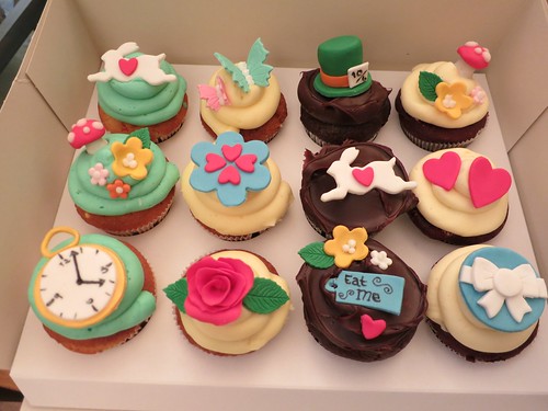 Alice in Wonderland cupcakes by CAKE Amsterdam - Cakes by ZOBOT
