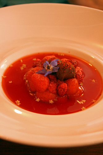 Soupe de fraises des bois, ganache au chocolat noir & piment d’Espelette
