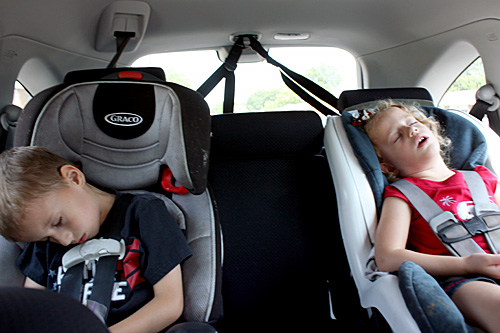 Kids-asleep-in-car
