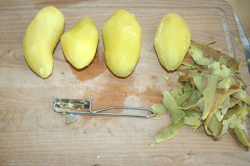 27 - Kartoffeln schälen / Peel potatoes
