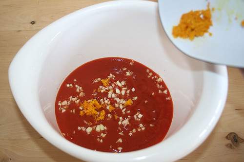 30 - Passierte Tomaten, Knoblauch & Orangenschale in Schüssel geben / Add strained tomatoes, garlic & orange to bowel