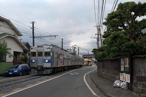 熊本電鉄黒髪町付近の併用軌道を見る