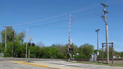 The Dempster Street railroad crossing.  Des Plaines Illinois USA. April 2012. by Eddie from Chicago