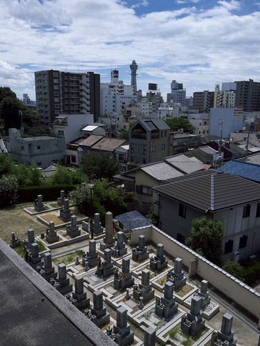 Scene of Tsuten-kaku with graveyards.