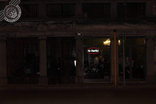 La façade du showroom de Mr Martini, immortalisée de nuit.