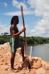 佇立於美山水壩施工現場的亞馬遜原住民(莫聞攝)