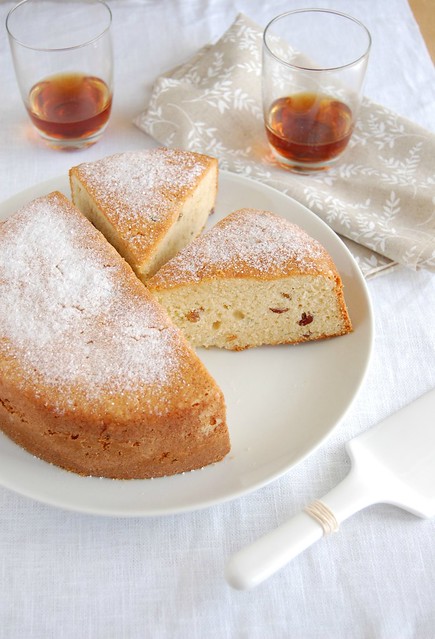 Almond and raisin cake / Bolo de amêndoa e passas