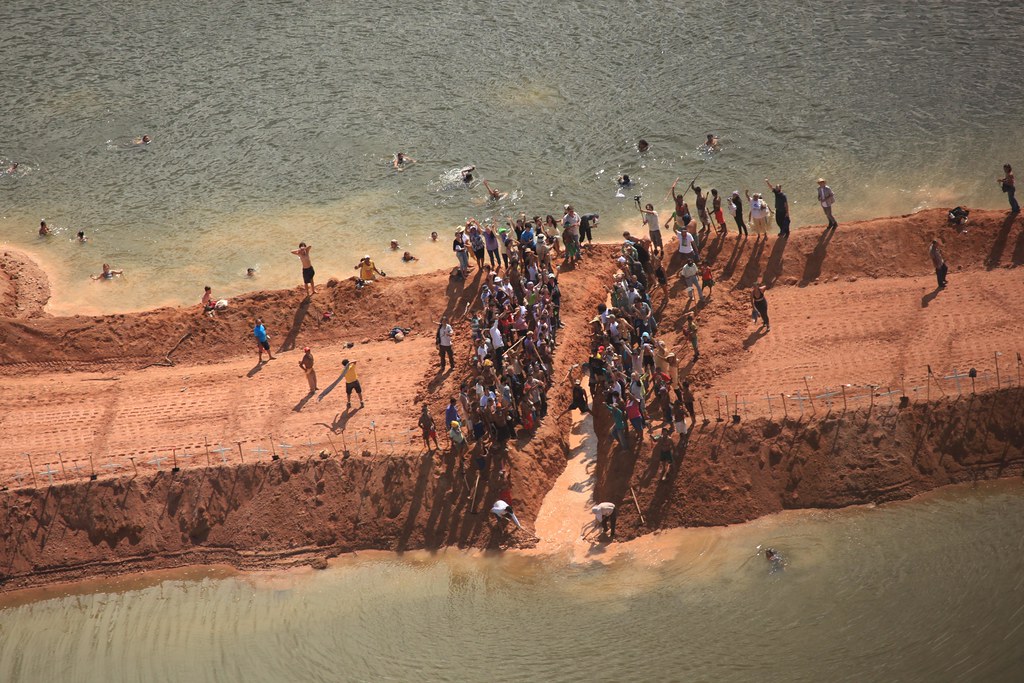 示威者以釜頭及鏟子在臨時壩上挖出一條渠道，恢復河流的自然水道。圖片來自： Atossa Soltani/ Amazon Watch / Spectral Q。