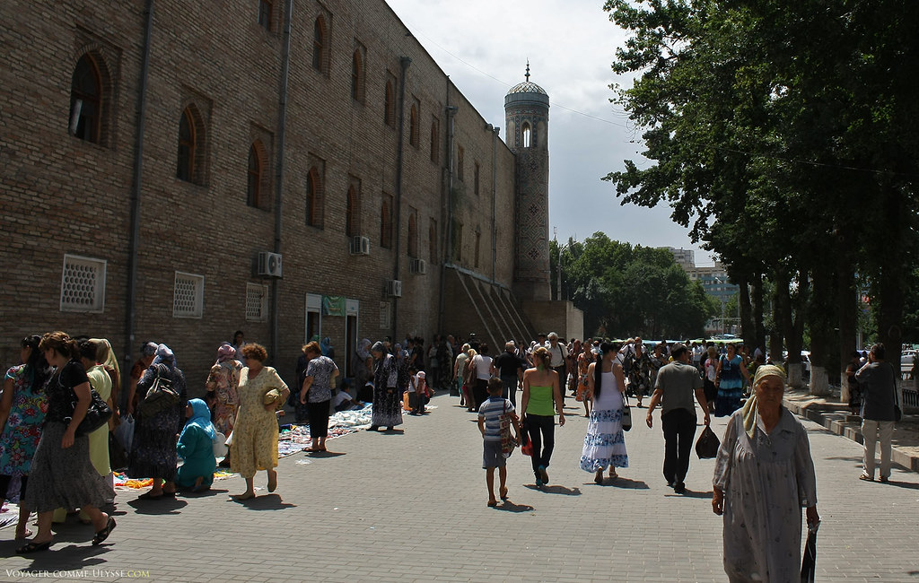 O mercado está logo ao lado da Madrassa Koukeldach, aqui, representada na fotografia.