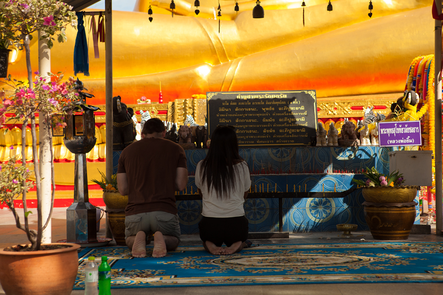 Фотосессия в Тайланде, церемония в буддийском храме