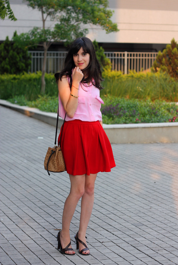 pink_equipment_blouse_red_skirt4
