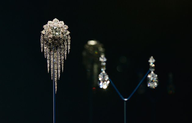 press-preview-diamonds-exhibition-buckingham-20120628-163304-447
