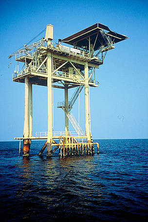 鑽油平台。美國德州墨西哥灣其中一個威脅海洋生物的離岸鑽油設施。(圖片來源：Michael Sutton / WWF-Canon)