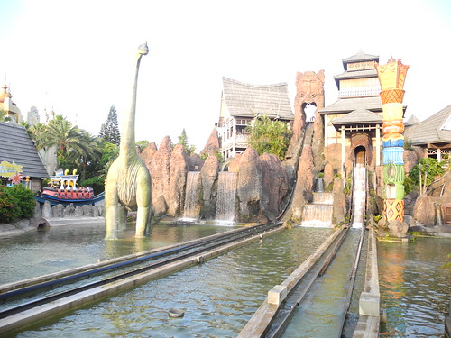 Log Boat Ride in Leofoo Theme Park (六福村)