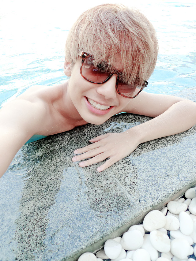 typicalben camwhore in the pool 2