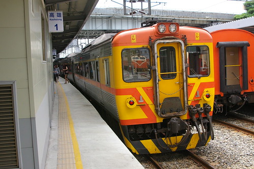 TRA DR2800 series in Kaohsiung.sta, Kaohsiung, Taiwan /July 16, 2012