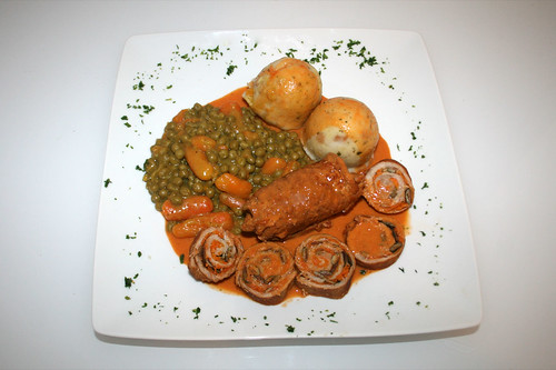 45 - Steirische Kalbsrouladen mit Möhren & Kürbiskernen / Styrian veal roulade with carrots & pumpkin seeds - Serviert