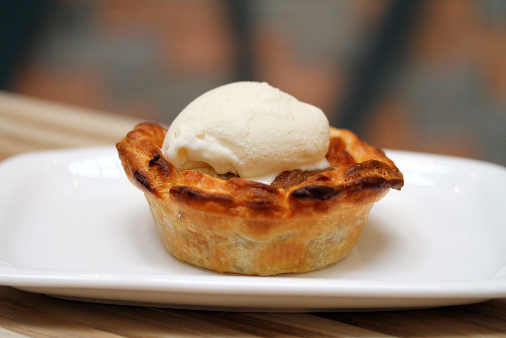 Poulet: Caramelised Apple in Puffy Tart