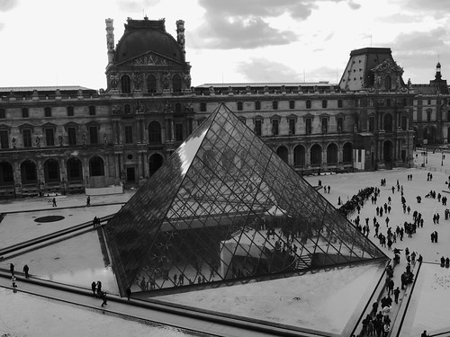 Louvre Museum (black & white)