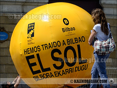 Sueltan un globo de grandes dimensiones para anunciar la llegada a Bilbao del Festival Iberoamericano de la Comunicación Publicitaria El Sol.
