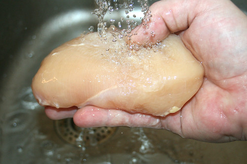 19 - Hähnchenbrust gründlich waschen / Wash chicken breast
