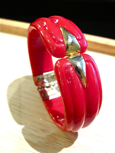 Stylish red and gold-tone plastic hinged clamper bracelet