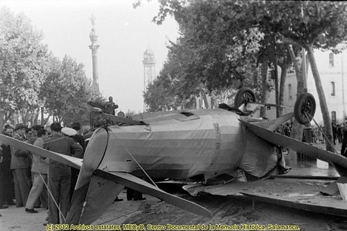 Barcelona, 29 de septiembre de 1934, accidente de aviación militar en las Ramblas. by Octavi Centelles