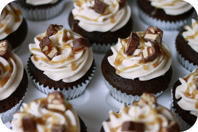 snicker cupcakes