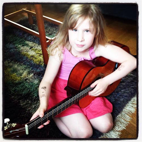 Klara med sin nya gitarr