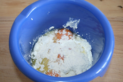 18 - Mehl & Eier dazu / Add flour & eggs