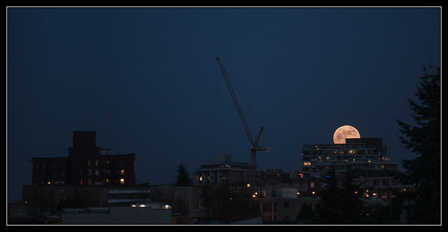 Supermoon rising @ Vancouver, BC - 06/05/12