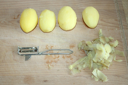 14 - Kartoffeln schälen / Peel potatoes
