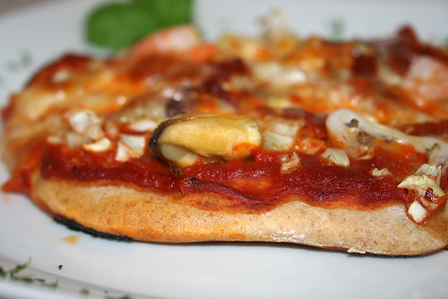 48 - Dinkelpizza mit Meeresfrüchten, Fenchel & Orange / Spelt pizza with seafood, fennel & orange - CloseUp