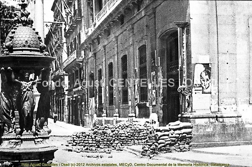 Barcelona, hechos de mayo de 1937, barricadas en la Rambla de Santa Mónica. by Octavi Centelles