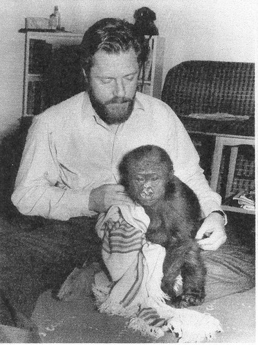 gerald_durrell_and_npongo_at_jersey_zoo-30535