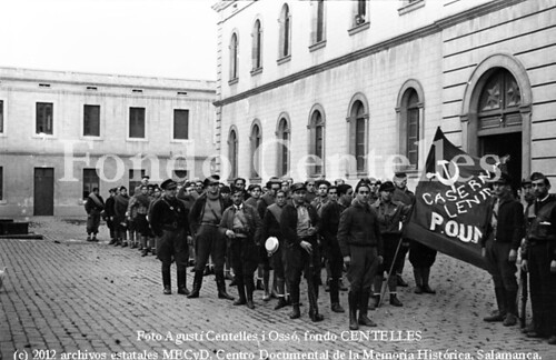 Barcelona, 26 de diciembre de 1936, el escritor  Eric Arthur Blair en el cuartel Lenin, junto a los voluntarios del Partido Obrero de Unificación Marxista. by Octavi Centelles