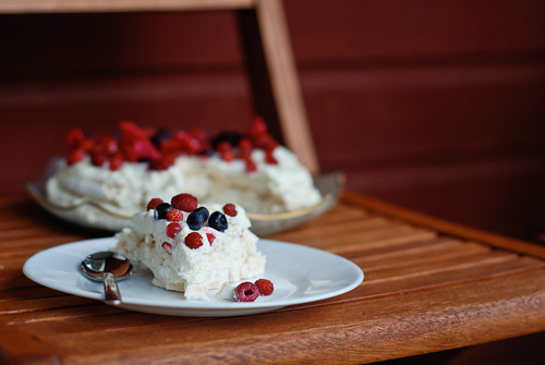 kihiline beseekook kohupiimakreemi ja suvemarjadega/meringue, curd cheese cream and summer berries in layered cake