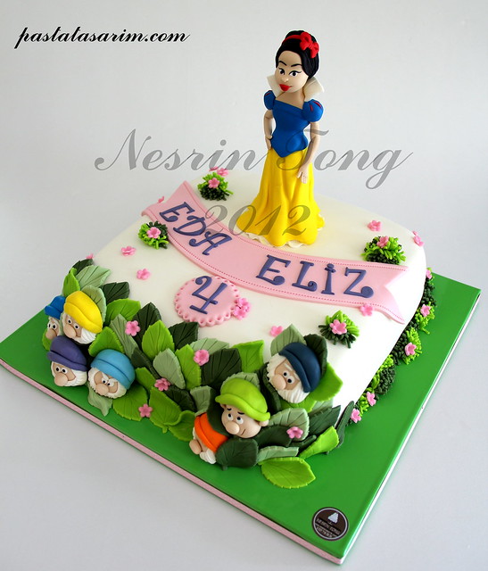 snow white princes cake