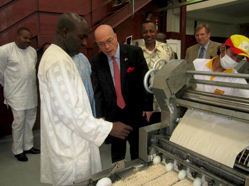 Imperial Foods’ owner Ahmadou Danpuolo Baba, U.S. Ambassador to Cameroon Robert P. Jackson, President of First Bank Group Dr. Paul K. Fokam, and U.S. Consul  Edward Gallagher observe a production run of U.S. wheat- and soy-based noodles at the opening of Imperial Foods factory in Douala. Photo credit: Imperial Foods