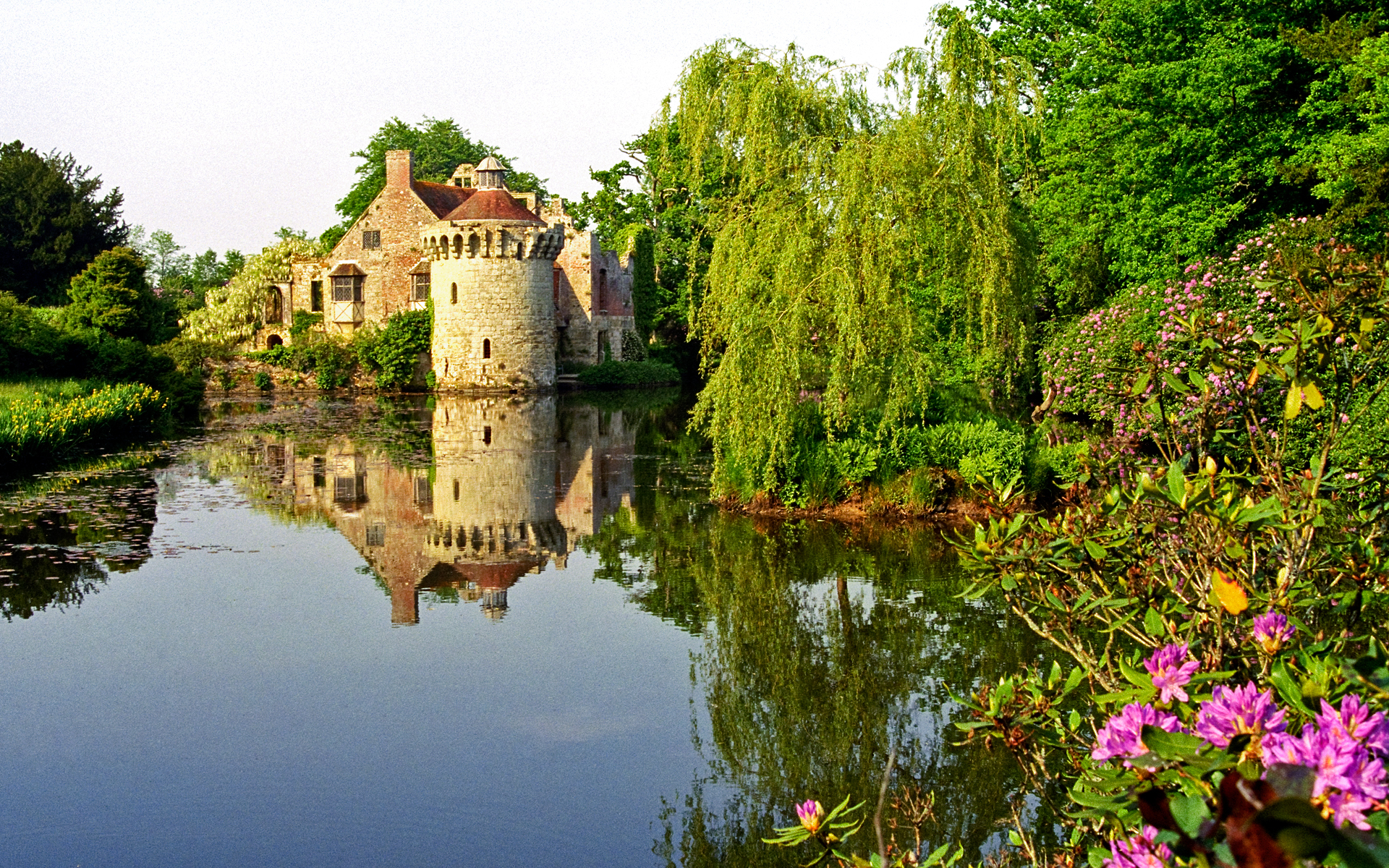 Scotney Castle Landscape Gardens, Kent, England | View of medieval