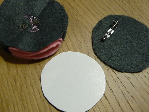 Making button badge brooches