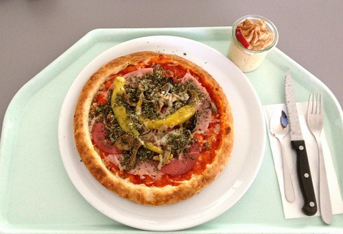 Pizza mit Salami, Schinken, Peperoni & Pilzen / Pizza with salami, ham, hot pepper & mushrooms