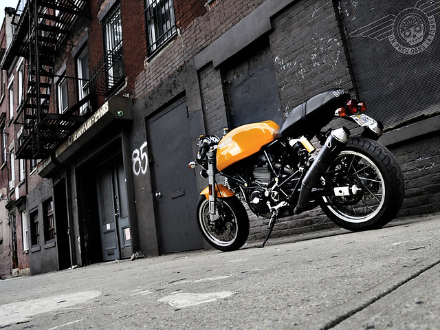 Une jolie Ducati Sport Classic, immortalisée dans une ruelle de New York.