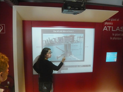 Marcella Bona mostra a localização do detector de colisão de partículas no subterrâneo do prédio.
