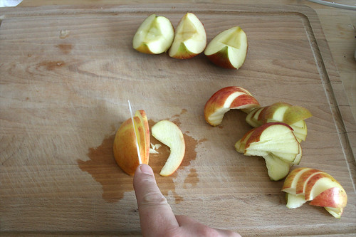 16 - Äpfel in Scheiben schneiden / Cut apples in slices