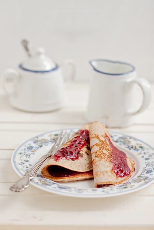 Завтраки выходного дня. Панкейки и блинчики ... Breakfast. Pancakes with cherry jam